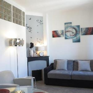 Stylish and Modern 1 Bedroom Rue Florian