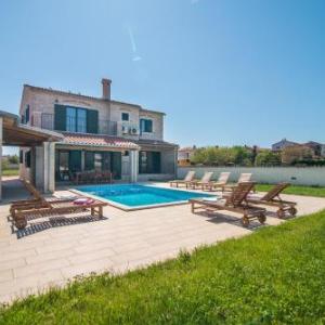 Villa Pomer with a private Swimming pool near the Sea