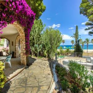 TarracoHomes Villa with Botanic Garden and Private Pool facing the Beach