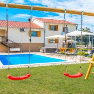 New! Holiday Home Tina with pool