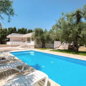 Leverano Villa Sleeps 8 with Pool Air Con and WiFi