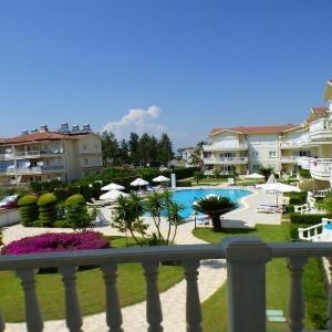 Beautiful pool view apartment