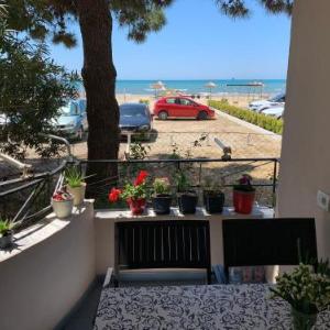 Beachfront apartment Mila Ground floor