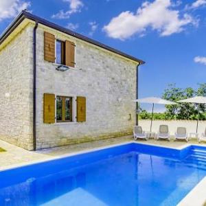 Amazing home in Murine w/ Outdoor swimming pool Jacuzzi and 4 Bedrooms