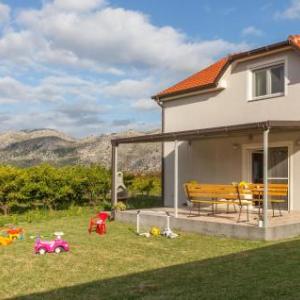 Stunning home in Opuzen w/ 4 Bedrooms