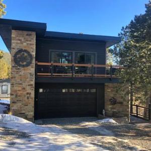 Treehouse 1BR with Hot Tub home