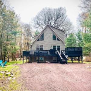 Secluded Getaway Game Room Hot Tub Walk to Lake