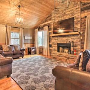 Spacious Hillside Gatlinburg Retreat with Hot Tub!