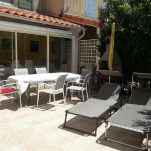 Jolie maison de vacances 2 chambres climatisées véranda terrasse parking privatif dans résidence sécurisée avec piscine commune 400 m de la mer LRCS99