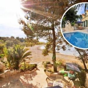 Deluxe Villa Sirena on the beach with Pool