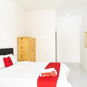 RedDoorz Syariah near Jatisampurna Hospital