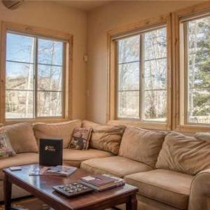 Spacious Townhome - Walk to Ski Lifts and Downtown Ketchum