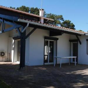 Maison Familiale Pres de la Plage avec Grand Jardin et Parking Prive - FR-1-413-108