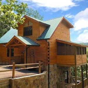 Bearskin Romance- Free Attraction Tickets  WIFI Pool Table Air Hockey Hot Tub!!!