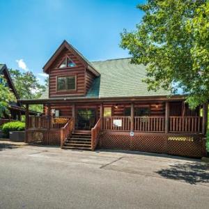 Bear Creek Falls Retreat-Miniature Golf Indoor and Outdoor pool Spacious Smoky Mountain Getaway!