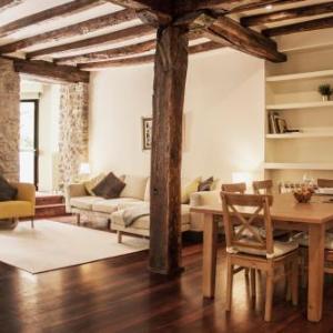 Central Spacious and Authentic Family Apartment