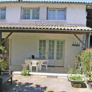 Stunning home in Arces sur Gironde w/ 2 Bedrooms