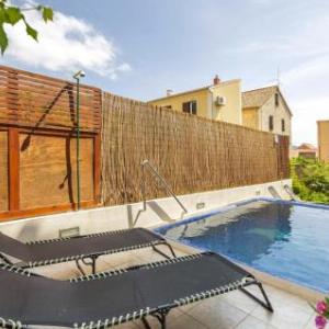 Nice home in Komiza w/ Outdoor swimming pool WiFi and 4 Bedrooms