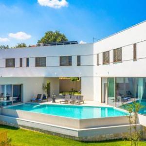 Awesome home in Zmijavci w/ Outdoor swimming pool Outdoor swimming pool and Heated swimming pool