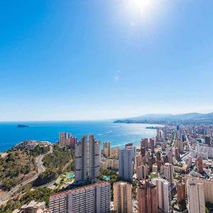 High-rise apartment with private terrace: floor 37