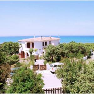 Eden Beach Villa for 8 to 10 people 50 meters from the sea with private garden