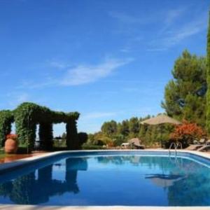 Falset Villa Sleeps 6 with Pool and Air Con