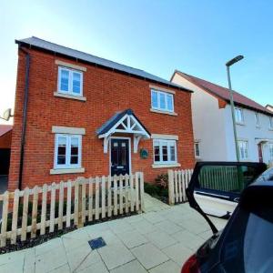 Beautiful 4-Bed Detached House in Bicester