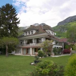 Stunning Villa with pontoon on Lake Annecy