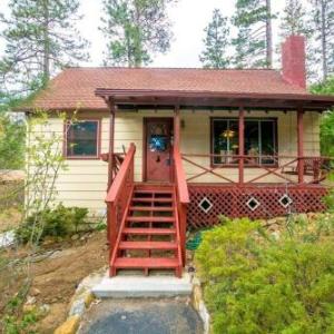 Deer Lodge: Fenced Yard Walk to Town!