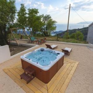 House Pirak a holiday house in Makarska jacuzzi