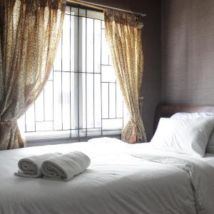 Chic & Cozy 2BR Apartment at Pinewood By Travelio