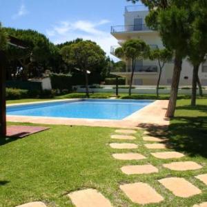 Apartment with 2 bedrooms in Olhos de Agua with shared pool furnished garden and WiFi 200 m from the beach