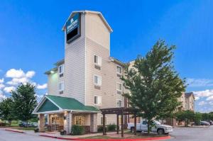 HomeTowne Studios & Suites by Red Roof Bentonville, Bentonville