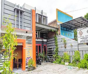 OYO 3012 Coupis Guesthouse, Kediri