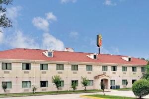 Super 8 by Wyndham Conroe, Conroe