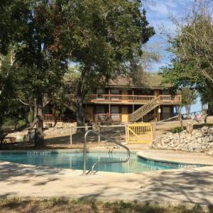 Hotels near River Road Icehouse - Gruene Outpost River Lodge