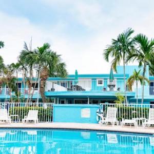 Hotels near Treasure Island Beach - Bayside Inn and Marina