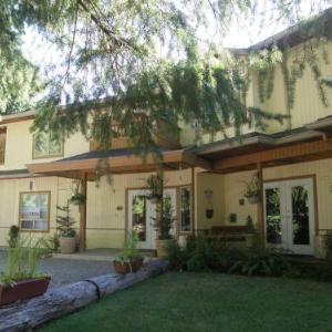 Cedar Wood Lodge Bed & Breakfast Inn