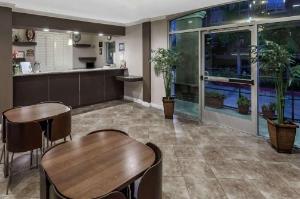 Days Inn & Suites by Wyndham Anaheim Resort, Garden Grove