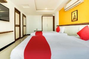 Vaccinated Staff - OYO 61247 Hotel Vijayalakshmi, Tiruppur