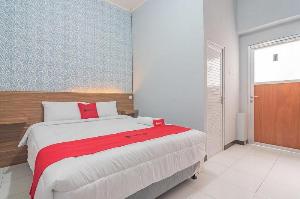 RedDoorz near Alun-Alun Garut, Garut