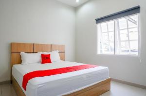 RedDoorz Syariah near Mutiara SIS Al Jufrie Airport Palu 2, Palu