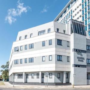 Huge Bedford Apartment for Business Workers by Comfy Workers