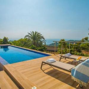 Villa La Casa Blanca by Abahana Villas