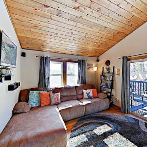 New Listing! Mountain-View Condo Near Ski Resorts Condo