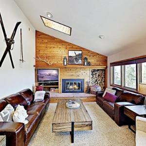 Multi-Level Mountain Retreat With Views & Hot Tub! Townhouse