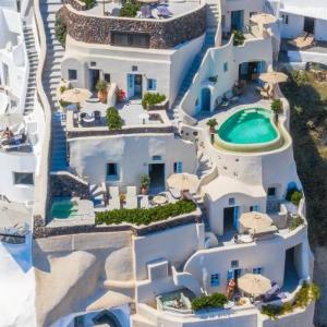 Pezoules of Oia