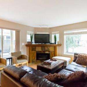 Fantastic Location Spacious 4 Bed Village Location Shared Hot Tub