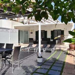Vivelorural Club 14 terraza y piscina