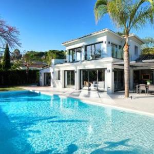 Nueva-Carteya Villa Sleeps 8 with Pool and Air Con